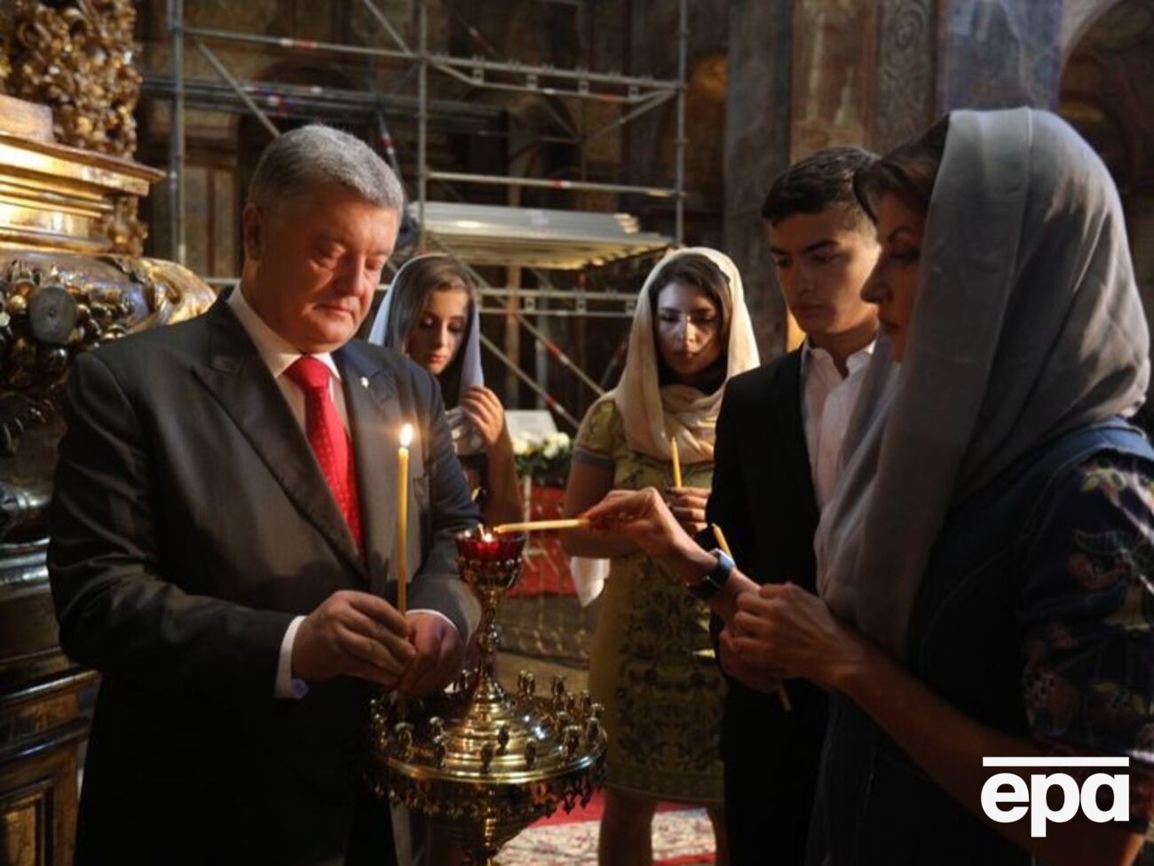 Порошенко заявил, что Украина должна уйти от зависимости от российской церкви