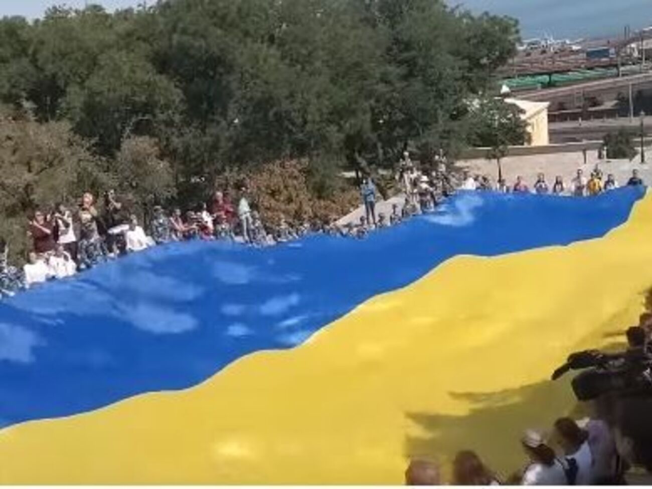 Активісти в Одесі розгорнули великий прапор України