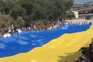 Активісти в Одесі розгорнули великий прапор України