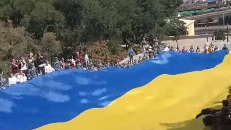 Активисты в Одессе развернули большой флаг Украины
