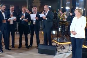 Меркель спела с грузинским хором