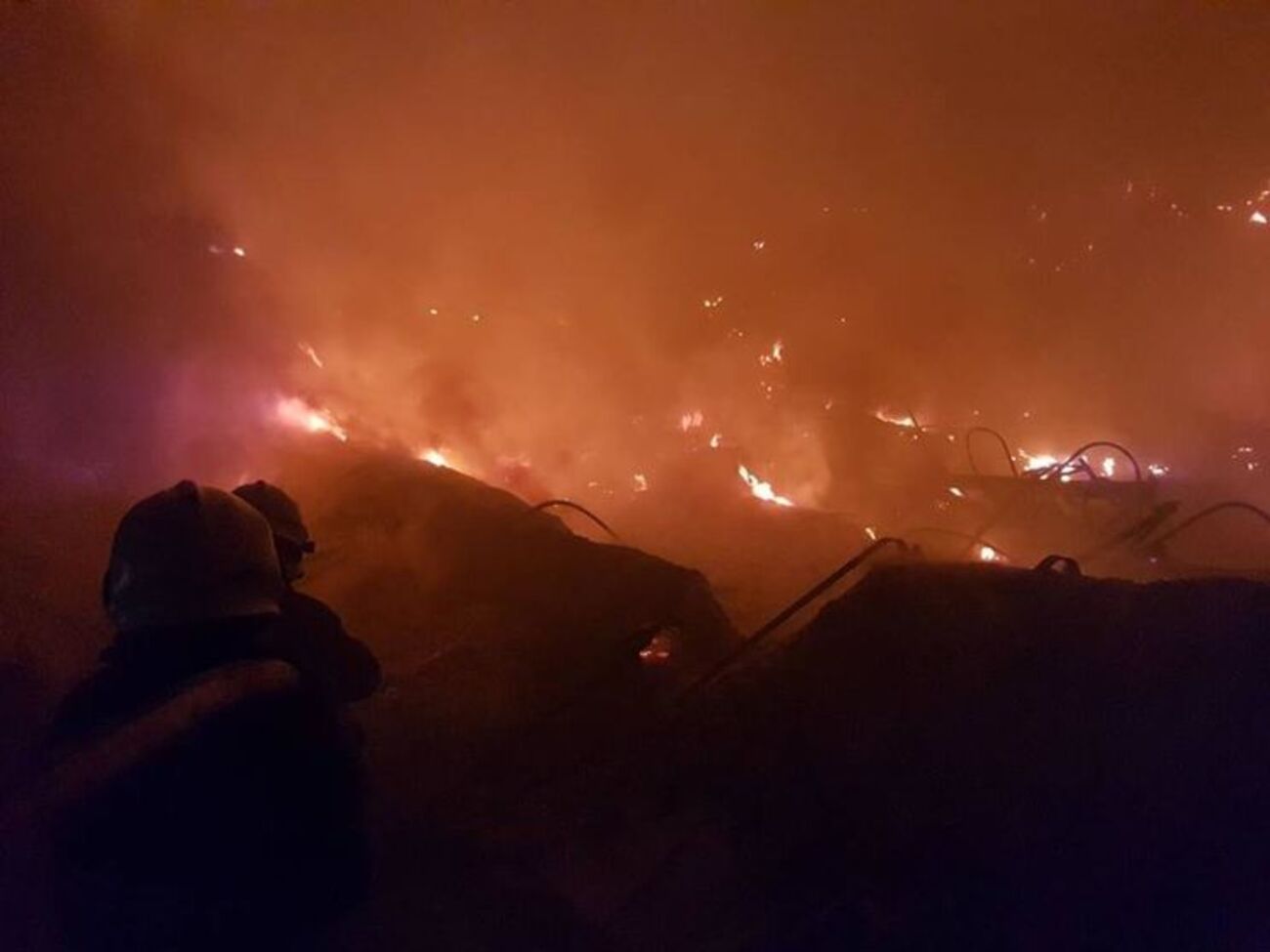 Более 50 спасателей тушат пожар на "Новой почте"