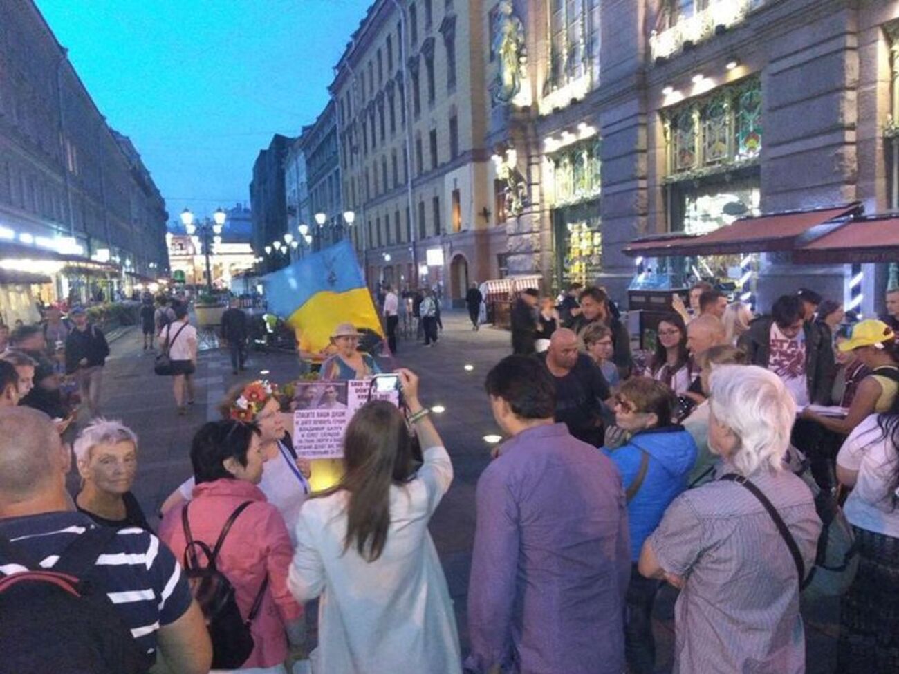 Участники акции брали небольшие интервью у прохожих об их отношении к украинскому вопросу