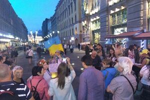 Участники акции брали небольшие интервью у прохожих об их отношении к украинскому вопросу