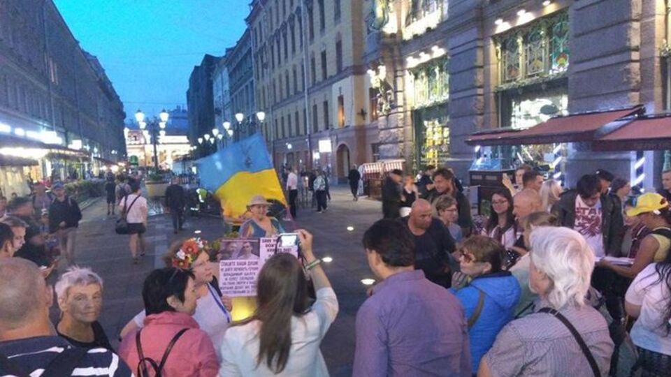 Участники акции брали небольшие интервью у прохожих об их отношении к украинскому вопросу