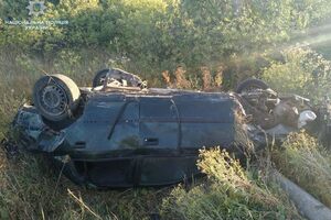 Водитель на большой скорости съехал на обочину, авто опрокинулось