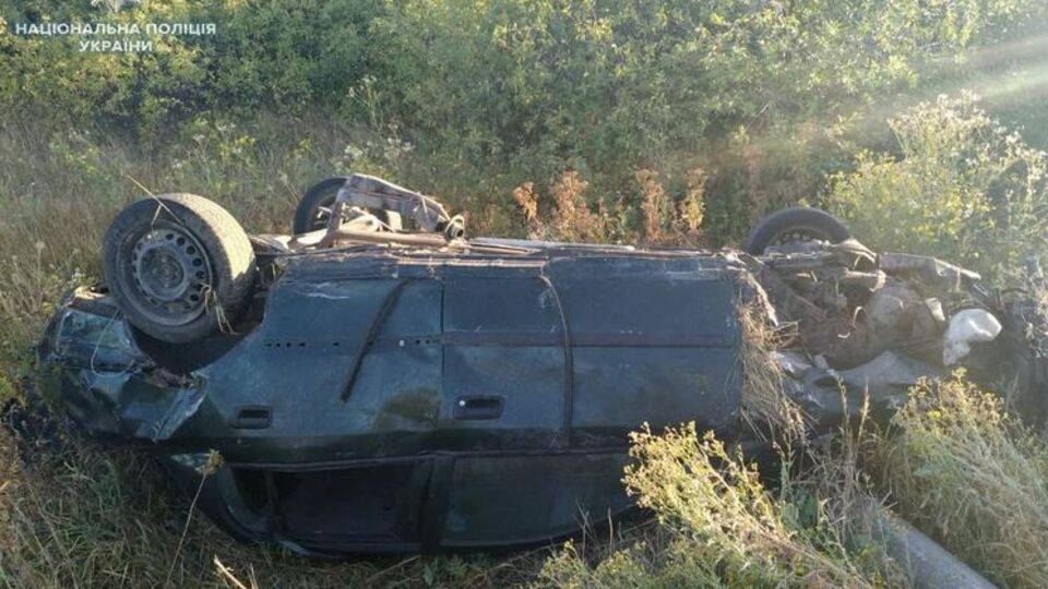 Водій на великій швидкості з'їхав на узбіччя, авто перекинулося