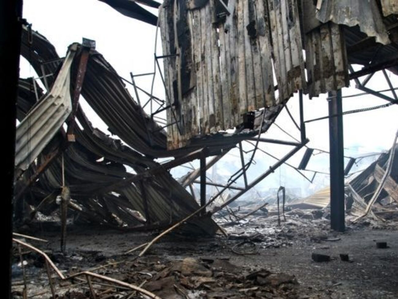 В Мукачево сгорел склад "Новой почты". Фоторепортаж
