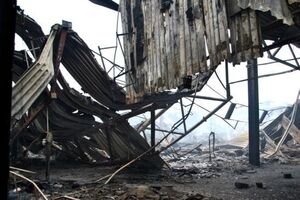 В Мукачево сгорел склад "Новой почты". Фоторепортаж