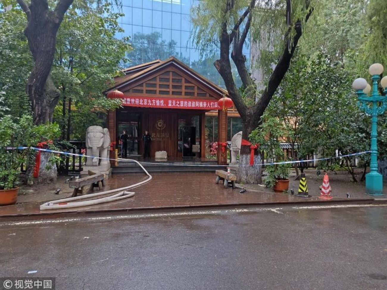 Спасатели эвакуировали около 100 человек