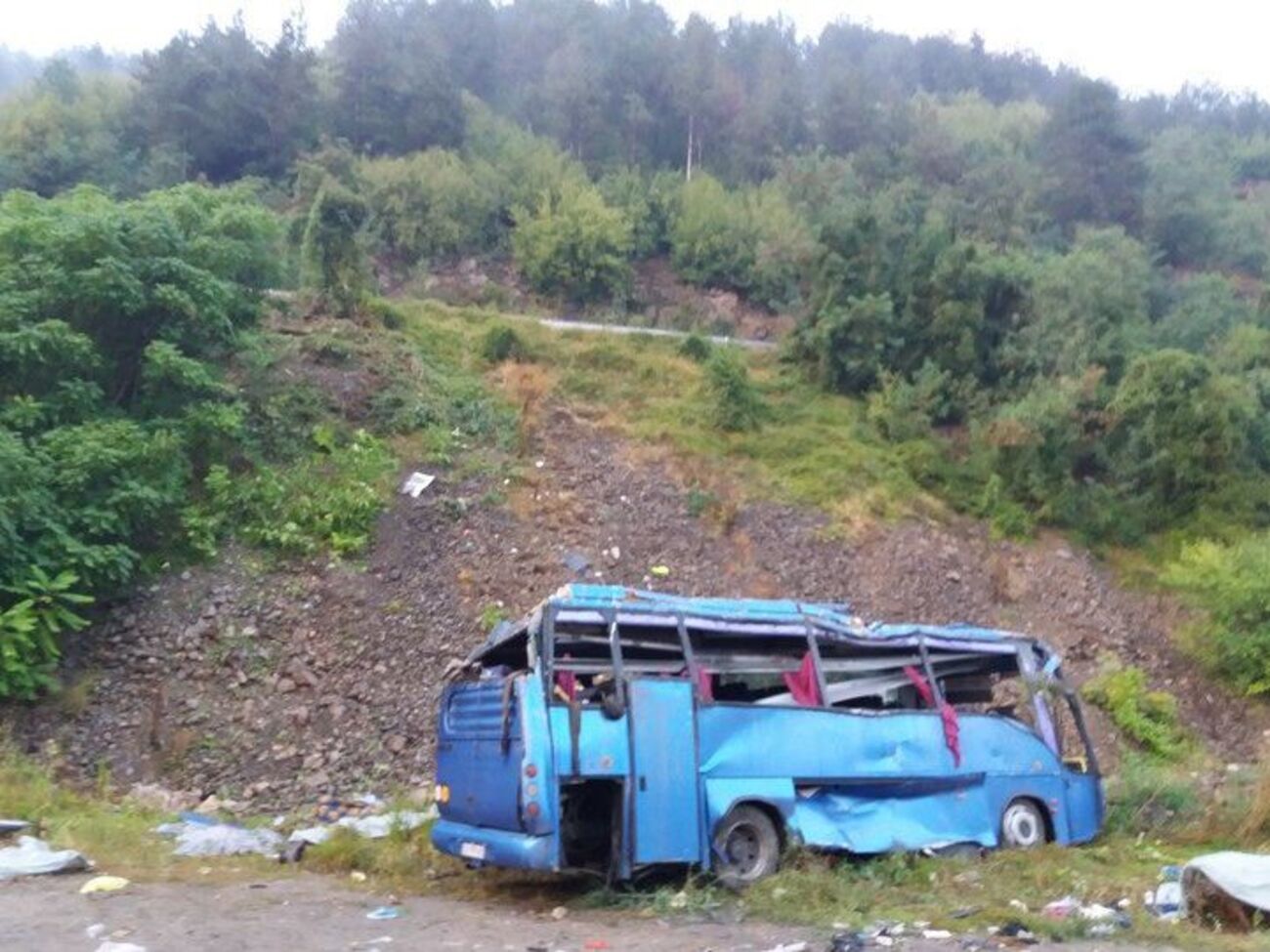 По предварительной информации, водитель не справился с управлением из-за мокрого асфальта