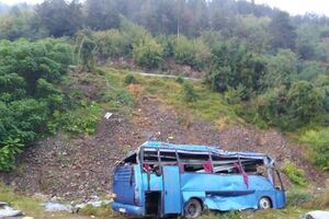 По предварительной информации, водитель не справился с управлением из-за мокрого асфальта