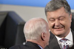 Порошенко: Сенатор был вместе с Украиной на Майдане и поддерживал дух украинских военных на Донбассе