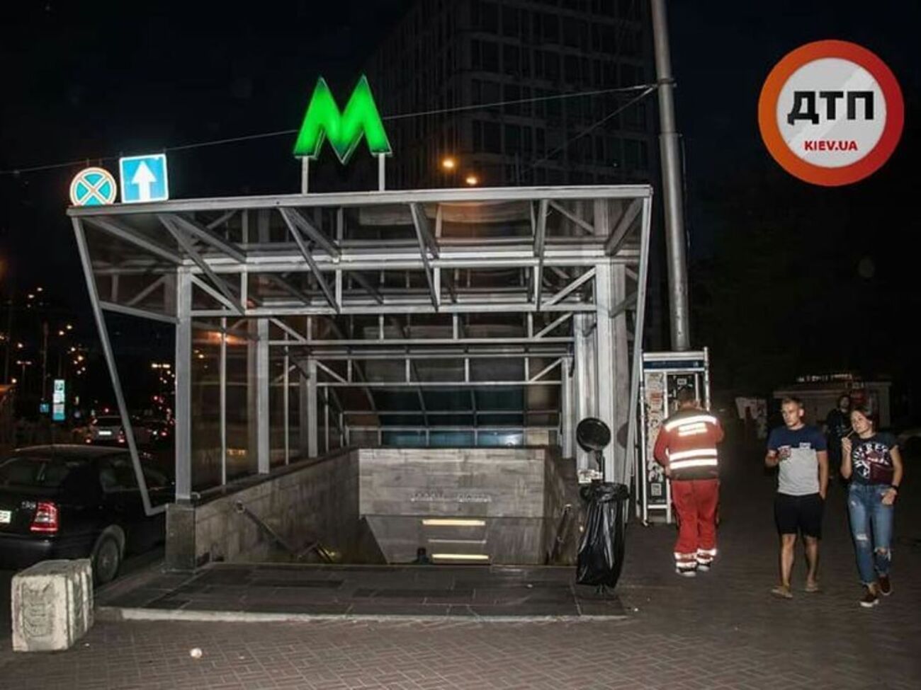 Инцидент произошел на станции метро "Дворец спорта". Девушку осмотрели медики