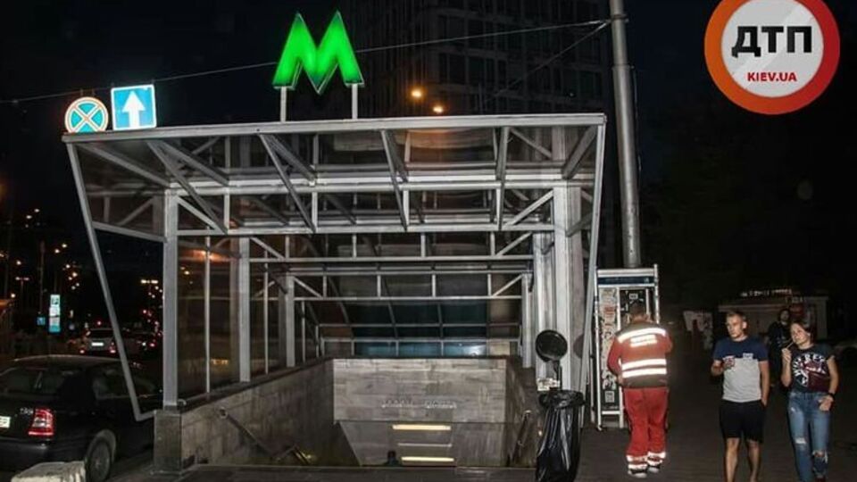Инцидент произошел на станции метро "Дворец спорта". Девушку осмотрели медики