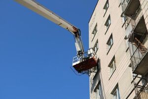 В результате пожара повреждены личные вещи и оконная рама