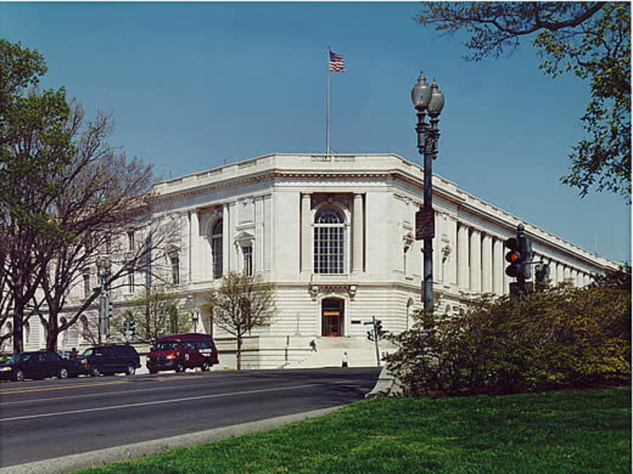 Это здание парламента названо в честь Ричарда Бреварда Рассела &ndash;&nbsp;младшего