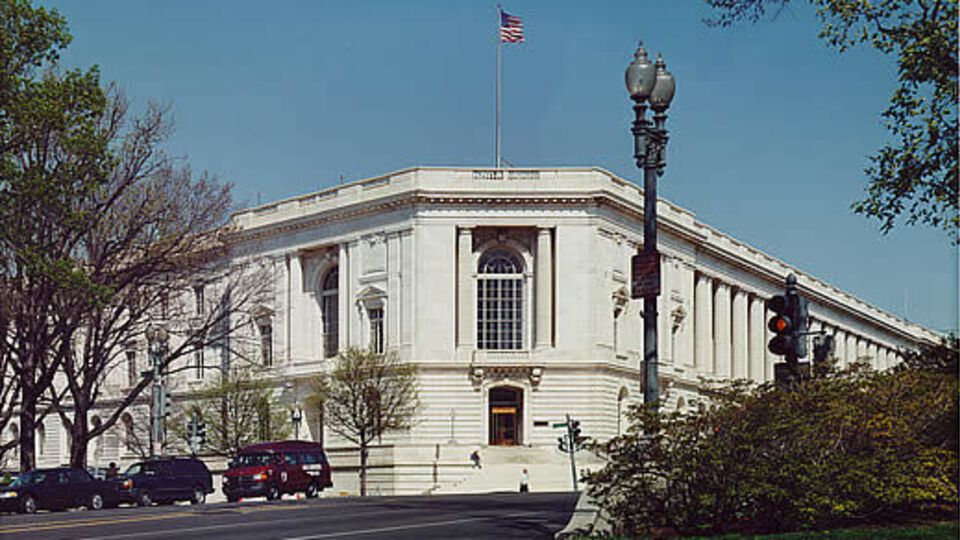 Это здание парламента названо в честь Ричарда Бреварда Рассела – младшего