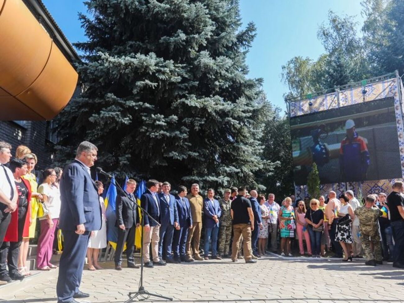 Порошенко підкреслив, що на заводі створюють нові робочі місця