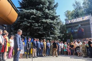 Порошенко підкреслив, що на заводі створюють нові робочі місця