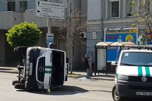 Инкассаторский автомобиль попал в аварию в Киеве