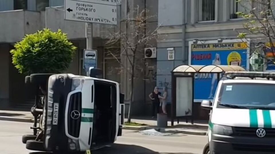 Инкассаторский автомобиль попал в аварию в Киеве
