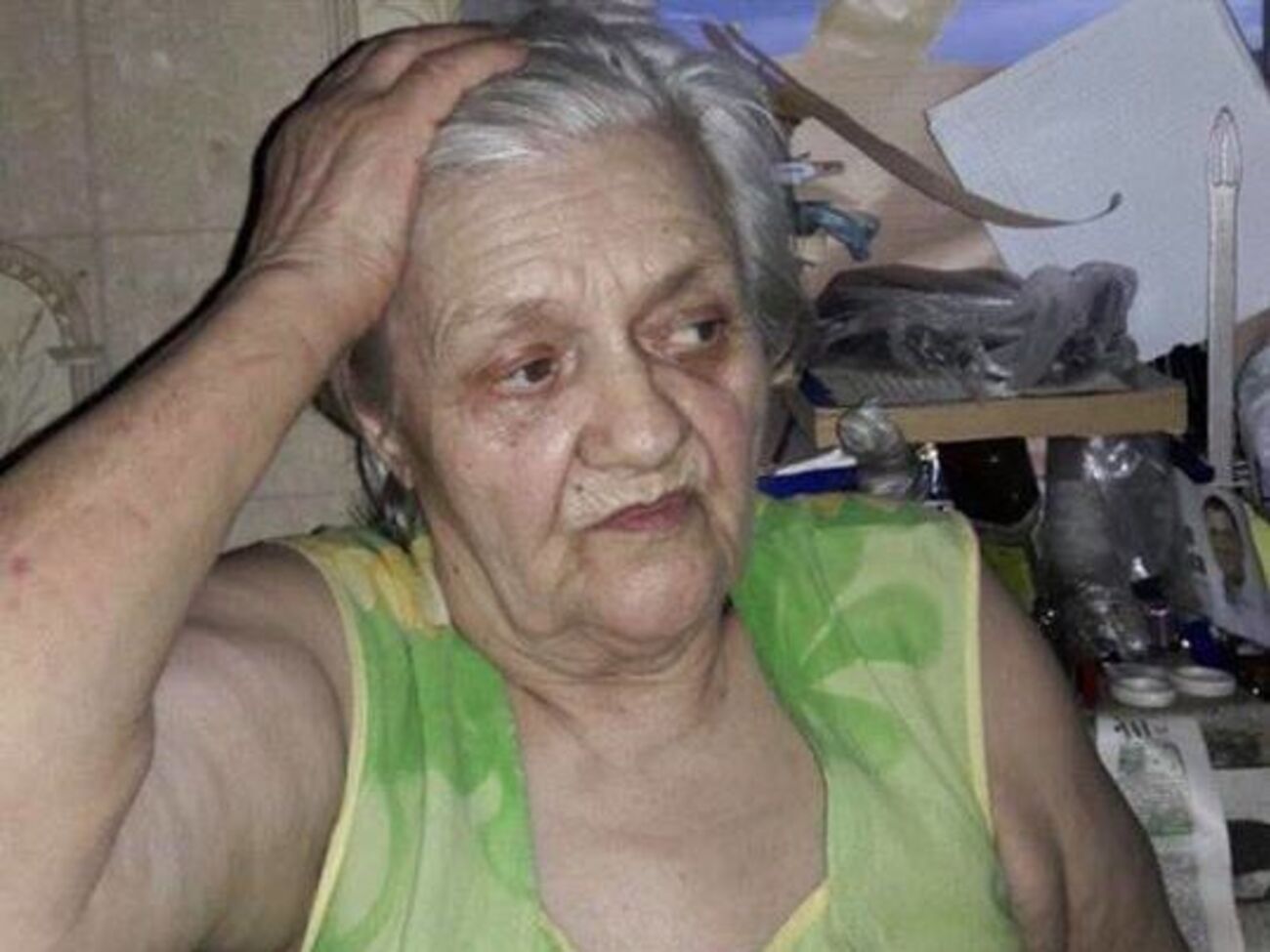 Когда женщине стало легче, она отправилась домой и обнаружила, что в квартире установлена новая дверь и ключ к замку не подходит