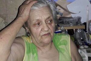 Когда женщине стало легче, она отправилась домой и обнаружила, что в квартире установлена новая дверь и ключ к замку не подходит