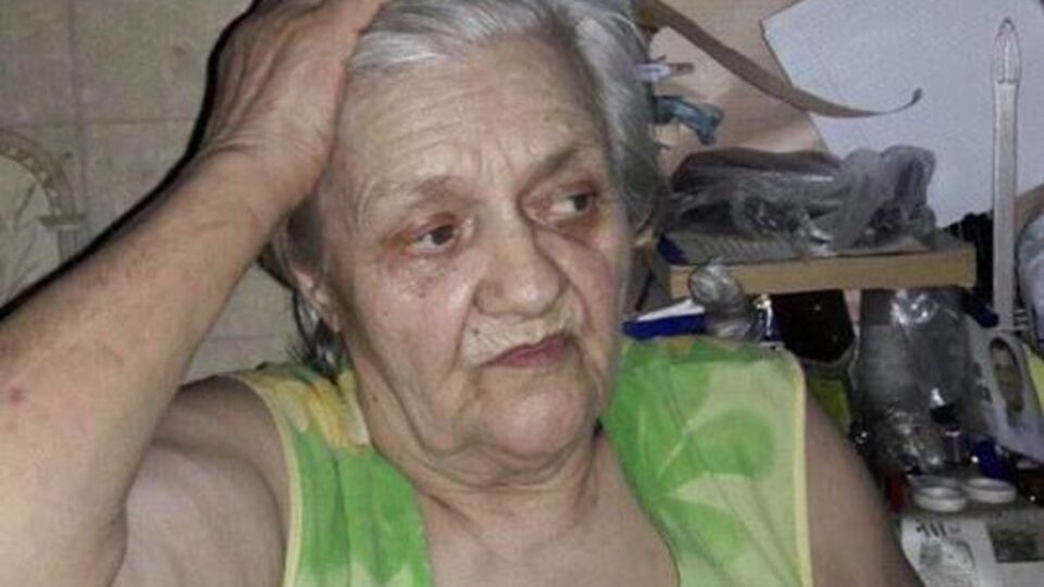 Когда женщине стало легче, она отправилась домой и обнаружила, что в квартире установлена новая дверь и ключ к замку не подходит