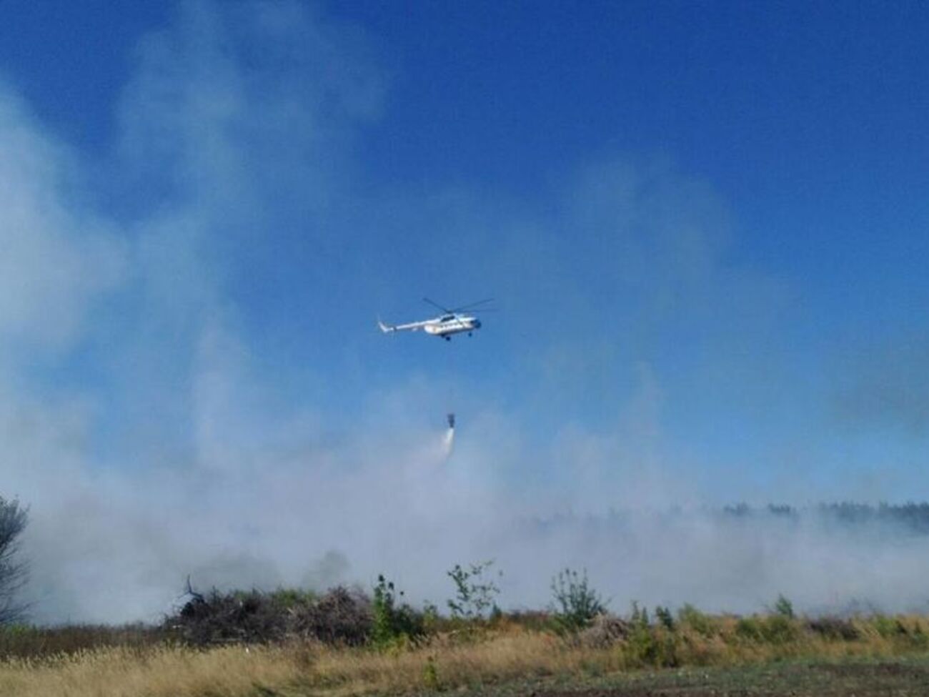 К тушению пожара привлекли вертолет ГСЧС Ми-8