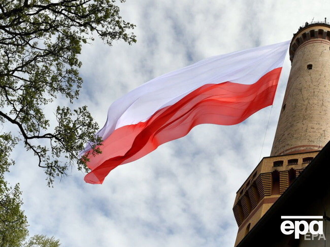 За даними деяких польських політиків, кількість українців, які живуть і працюють у Польщі, сягає 2 млн