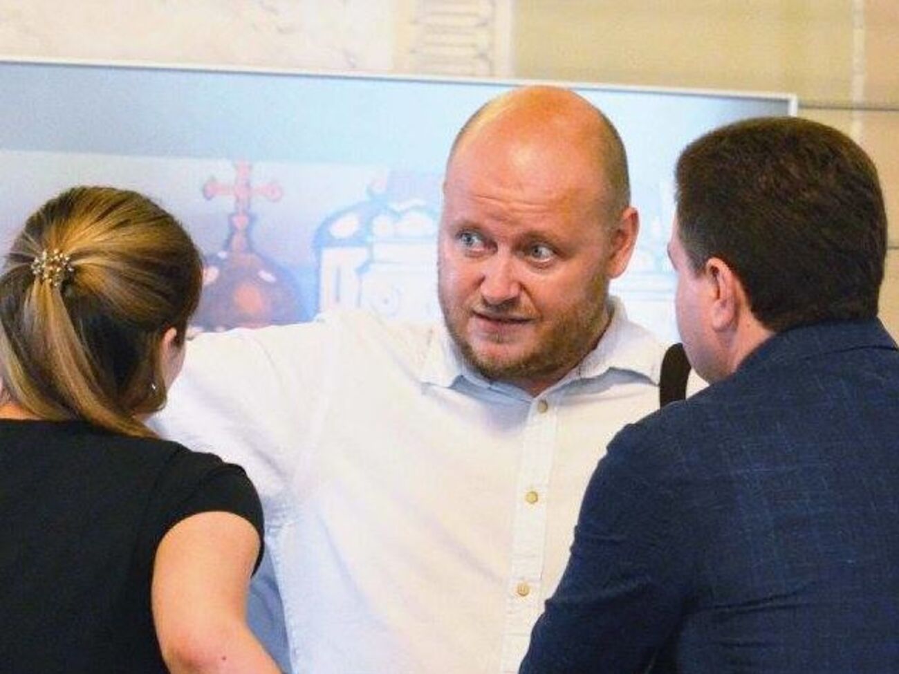 Одни и те же люди плачут, глядя на похороны погибших на фронте, но пойдут голосовать за Зеленского. "Потому что веселый и здорово их всех показывает"