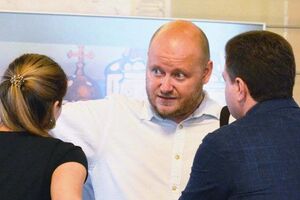 Одни и те же люди плачут, глядя на похороны погибших на фронте, но пойдут голосовать за Зеленского. "Потому что веселый и здорово их всех показывает"