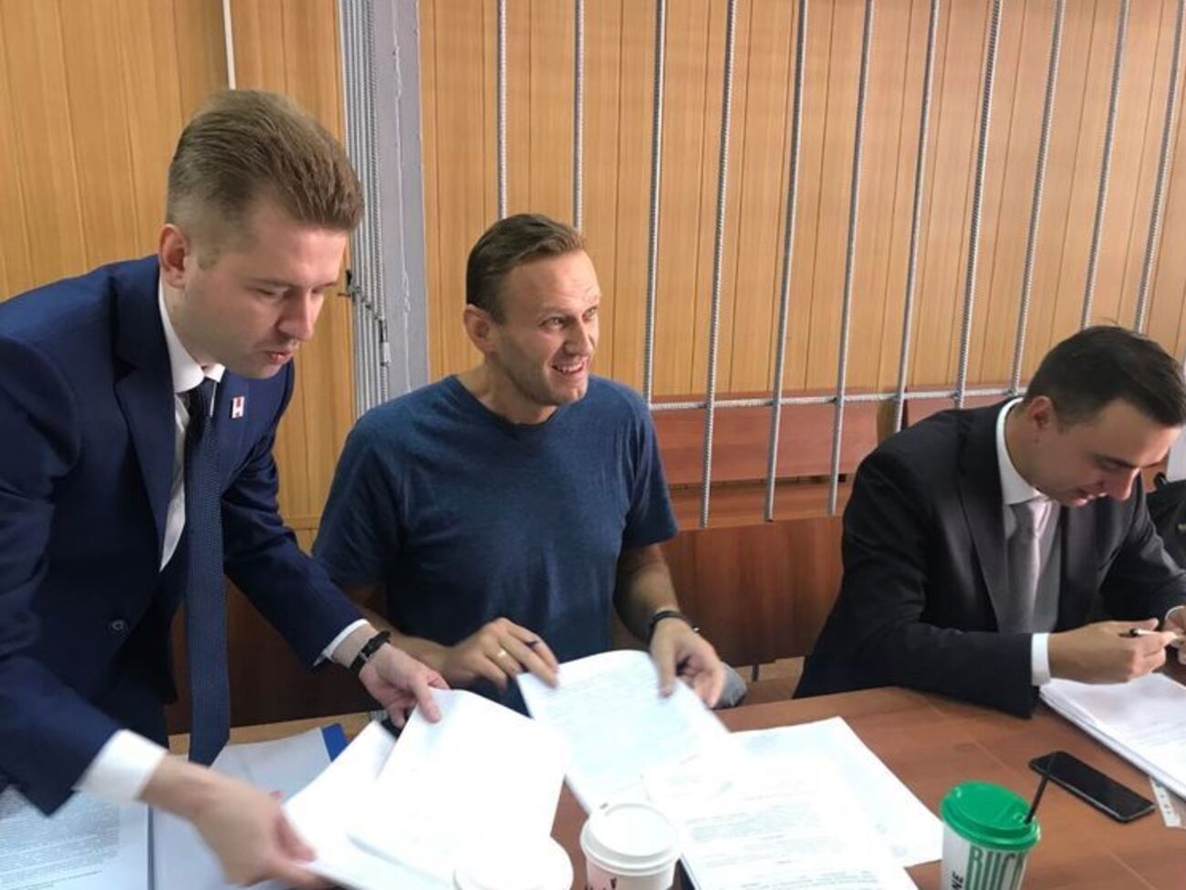 Навального (по центру) задержали днем 25 августа в Москве у подъезда дома