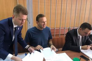 Навального (по центру) задержали днем 25 августа в Москве у подъезда дома