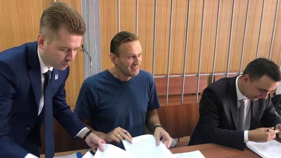 Навального (по центру) задержали днем 25 августа в Москве у подъезда дома