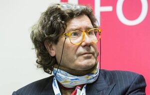 Жителі Шабо пишуть, що Лакарен придбав 130 га виноградників, але суд визнав угоду недійсною