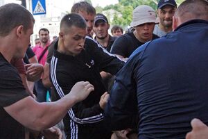 Титушко (в центре) стал известен в 2013 году