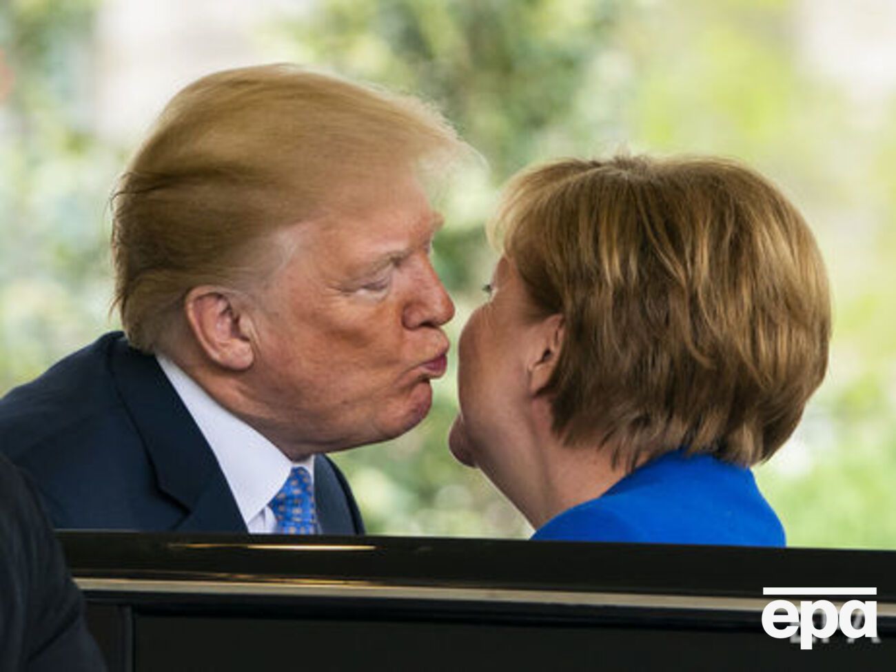 Трамп і Меркель дійшли згоди, що Росія має здійснити стримувальний вплив на сирійський режим