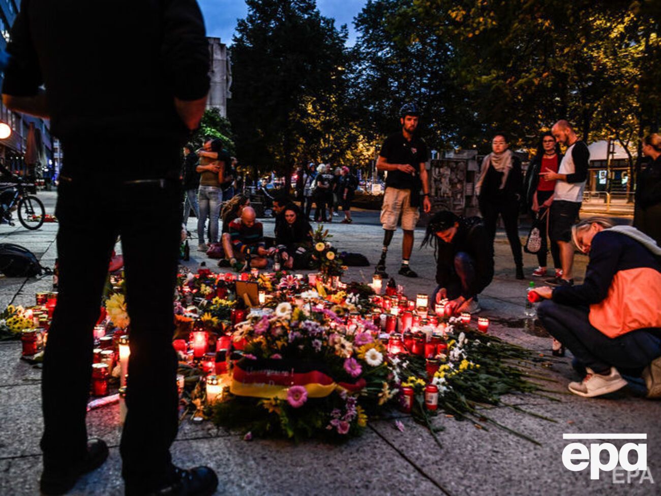 На месте драки в Хемнице возложили цветы