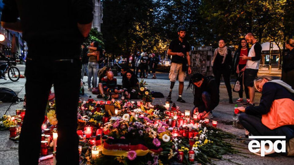 На месте драки в Хемнице возложили цветы