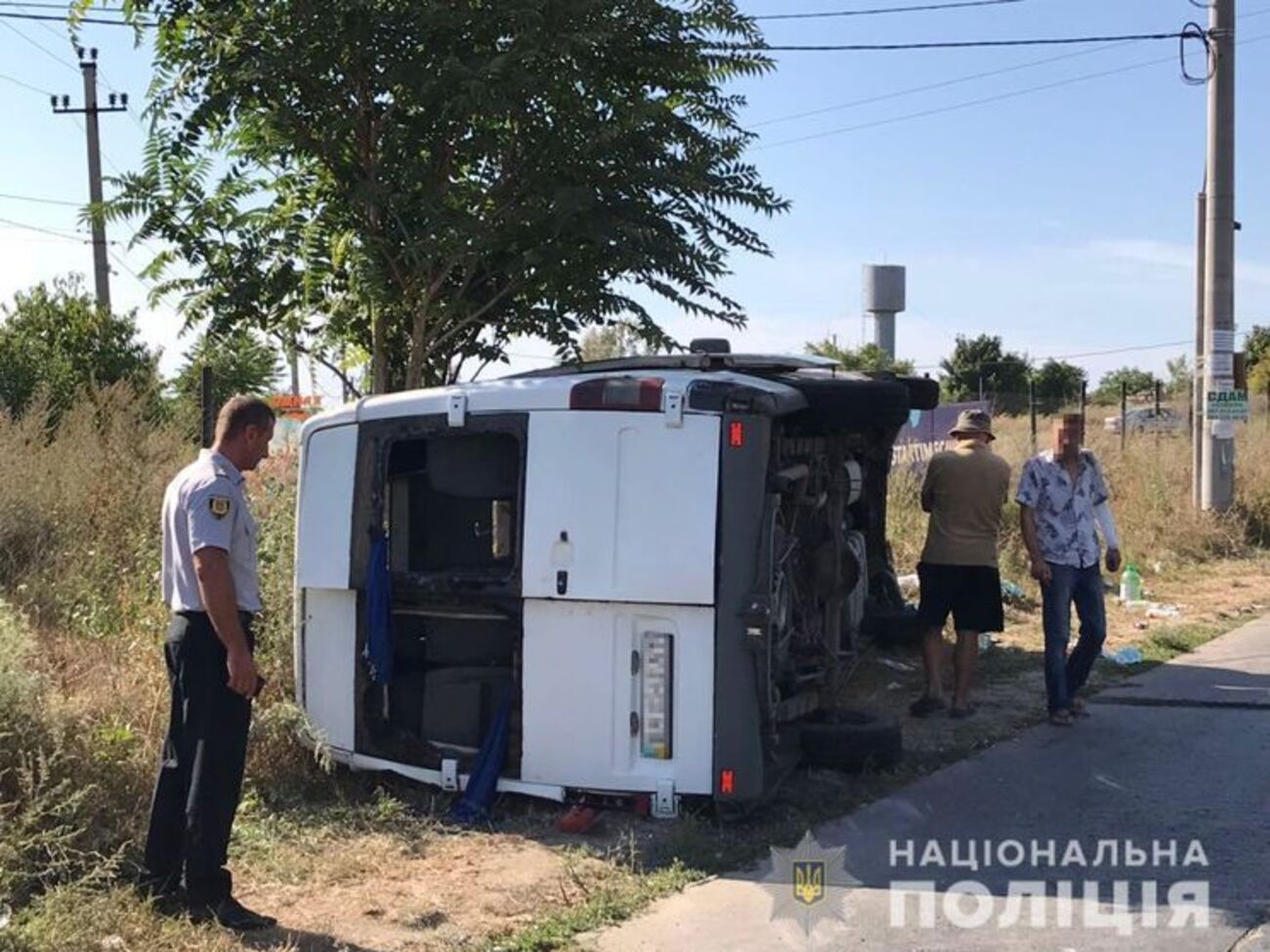В результате ДТП микроавтобус опрокинулся на бок
