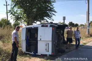 В результате ДТП микроавтобус опрокинулся на бок