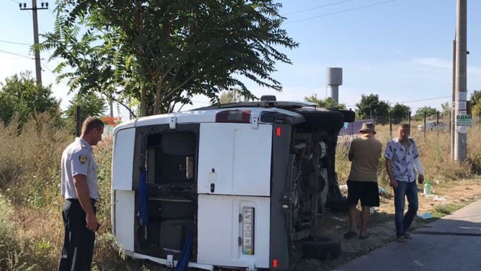 Унаслідок ДТП мікроавтобус перекинувся на бік