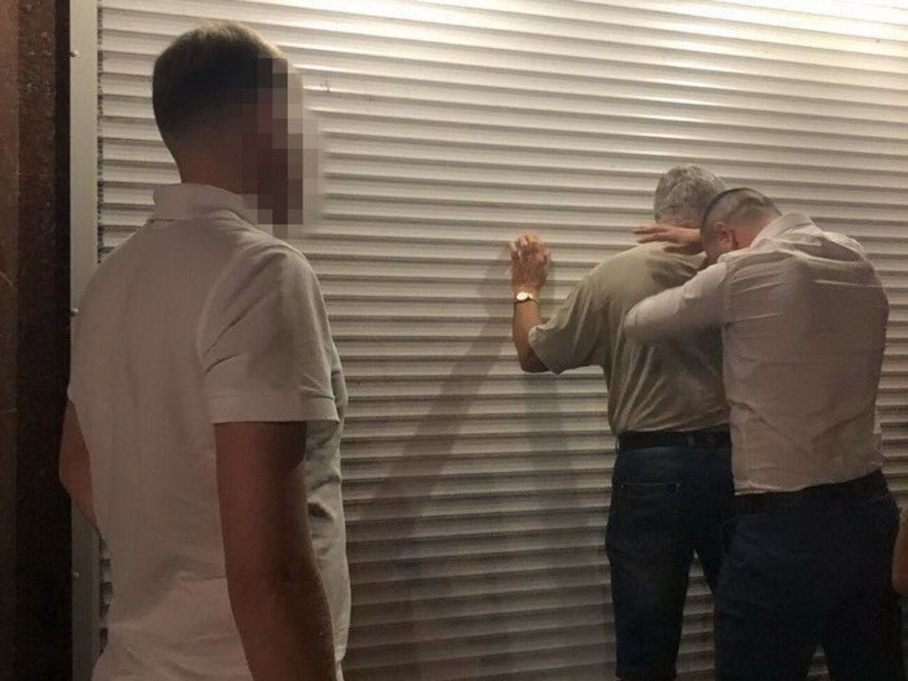 Мужчину задержали после получения взятки