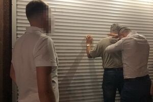Мужчину задержали после получения взятки