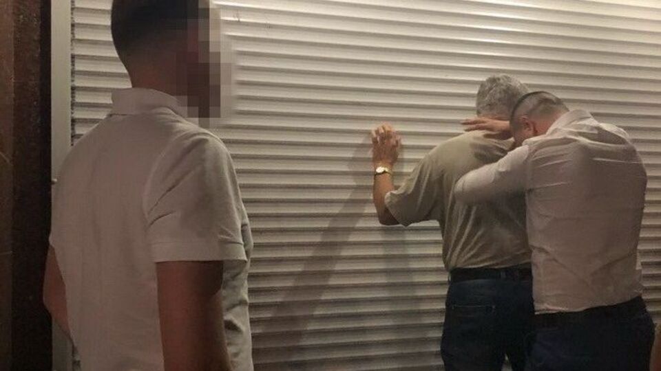 Мужчину задержали после получения взятки