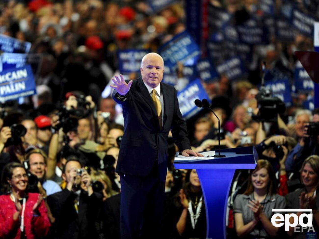 Маккейн&nbsp;на съезде Республиканской партии 4 сентября 2008 года, на котором его выдвинули кандидатом в президенты США