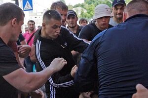 Титушко (в центре) разыскивают за разбойные нападения