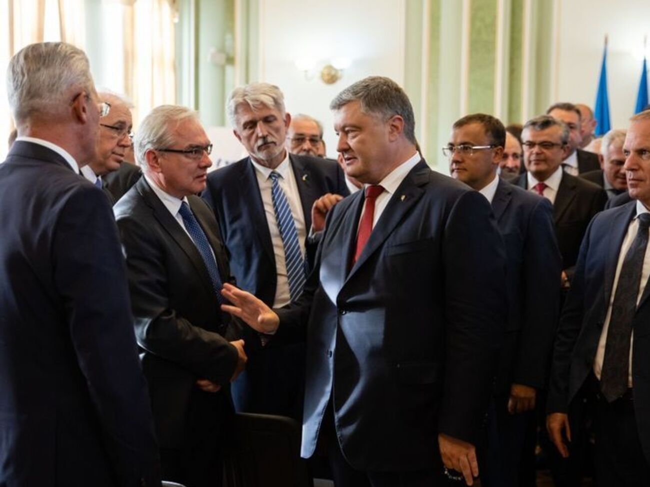 Порошенко: Очікую від МЗС чіткої позиції щодо наших інтересів в акваторії Азовського моря